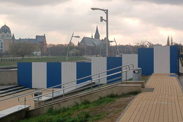 В Калининграде начали перекрывать набережную Трибуца рядом с «падающей» высоткой (фото)