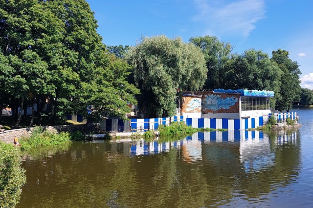 «С дорожками и отдыхом у воды»: на Верхнем озере благоустроят набережную у ресторана «Причал»