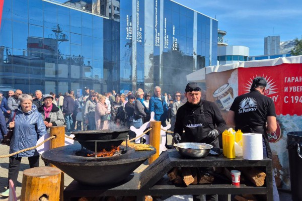 «Морские деликатесы и много концертов»: как в Калининграде проходит День селёдки (фото)