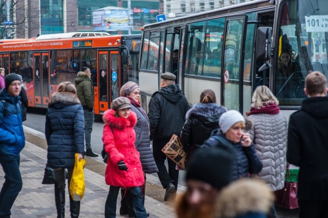 В центре Калининграда из-за резкого торможения автобуса пострадала женщина