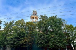 В Калининграде ремонтируют здание с башней на Советском проспекте (фото)