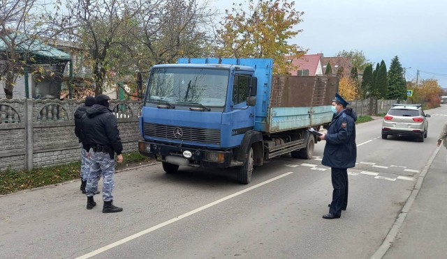 В Калининграде приставы арестовали грузовой «Мерседес» за долг в 3,7 млн рублей