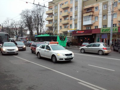 На ул. Театральной столкнулись три машины: движение затруднено
