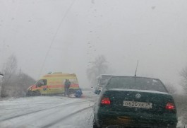 Очевидцы: На трассе Калининград — Полесск погиб в ДТП водитель скорой помощи (видео)