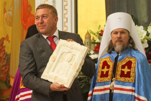 Патриарх Кирилл подарил Ярошуку на юбилей икону из кости «за многие добрые дела» (фото)