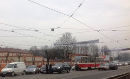 На площади Василевского «Жигули» врезались в «Порше»: образовалась пробка