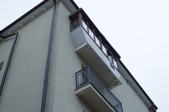 Житель Калининграда сорвался с пятого этажа во время тренировки на балконе