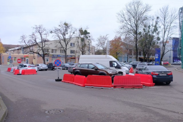 С 1 декабря парковку на улице Барнаульской в Калининграде закроют на ремонт