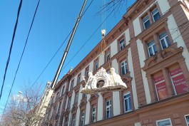 На крышу исторического здания на Ленинском проспекте установили скульптуру «Движение и время»    (фото)