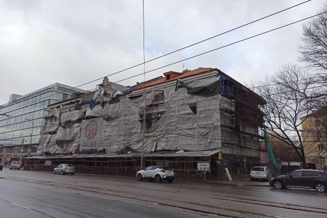 «Слабые стены и тройная крыша»: почему затягивается капремонт довоенного дома в центре Калининграда