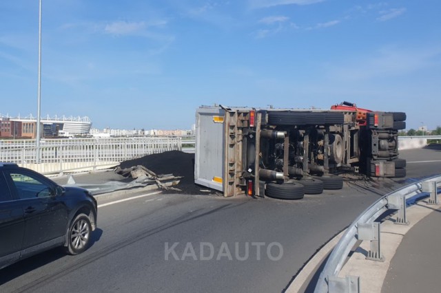 На Восточной эстакаде в Калининграде опрокинулся грузовик: движение перекрыто