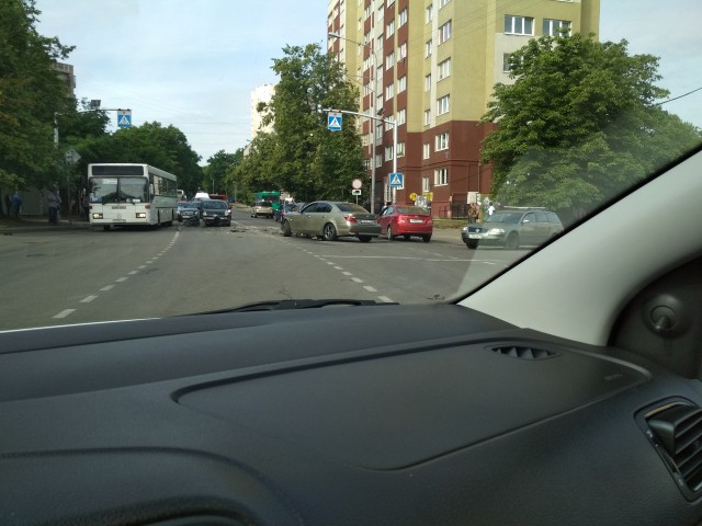 На ул. Киевской в Калининграде столкнулись пять автомобилей: образовалась пробка (фото)