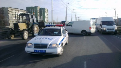 На Второй эстакаде столкнулись два микроавтобуса: движение затруднено (фото)