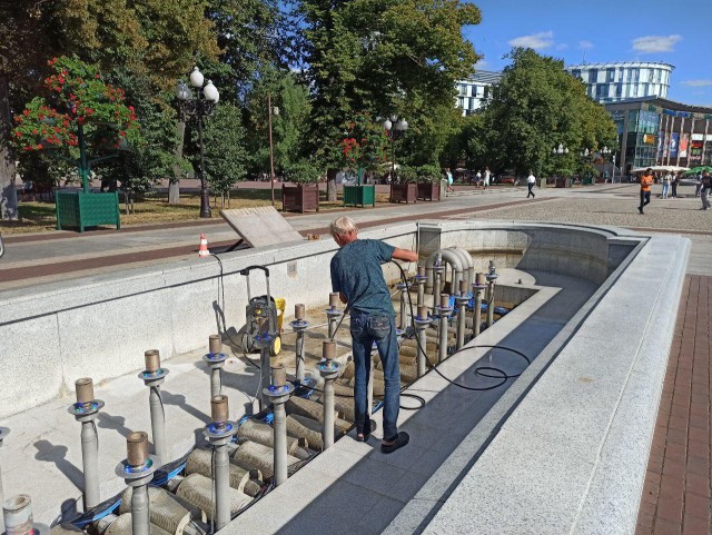 На площади Победы в Калининграде отключили фонтаны из-за неизвестного вещества