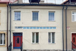 Фасад дома в центре Правдинска украсили узорами с историческими мотивами  (фото)