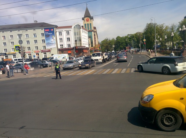В центре Калининграда сломались светофоры: движение затруднено