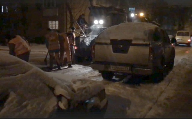 Очевидцы: На улице Димитрова в Калининграде ночью укладывают асфальт прямо на снег (видео)