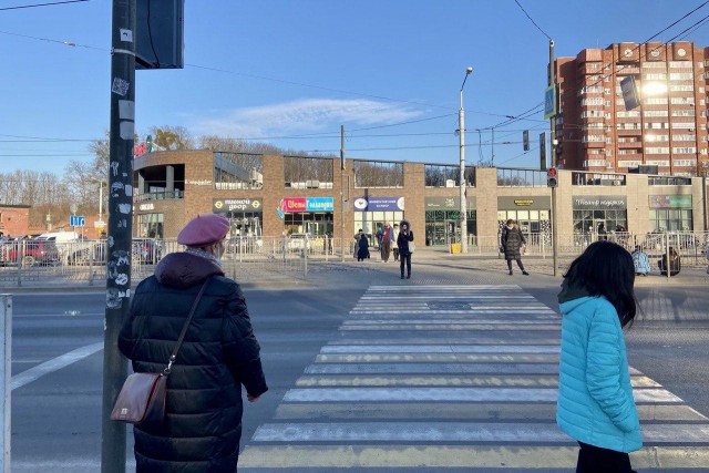 «Пешеходам нужно приспособиться»: на площади Василевского изменили режим работы светофора