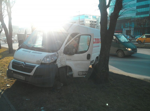 На Московском проспекте в Калининграде микроавтобус вылетел на тротуар и врезался в дерево