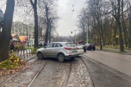 В Калининграде ищут подрядчика для ремонта тротуара с переносом остановки возле Центрального парка