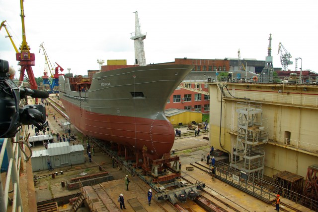 На заводе «Янтарь» спустили на воду третье рыболовецкое судно для камчатского колхоза