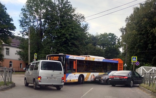 На аллее Смелых в Калининграде столкнулись рейсовый автобус и «легковушка»