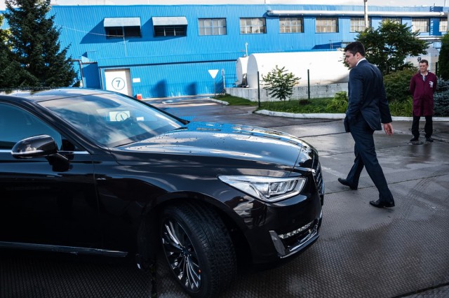 Правительство Калининградской области закупает пять автомобилей стоимостью 1,8 млн рублей каждый