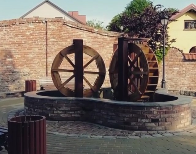 В Зеленоградске установили фонтан с тремя водяными мельницами в новом сквере
