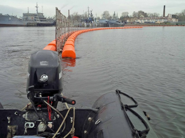 В Балтийске устанавливают ограждения для защиты кораблей от диверсантов
