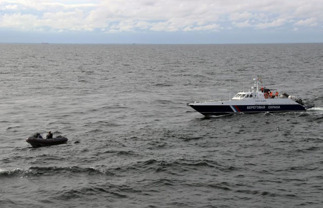 Пограничники оказали экстренную помощь рыбаку в Балтийском море