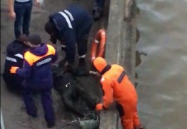 Очевидцы: В центре Калининграда из Преголи вытащили человека, мужчина погиб (видео)
