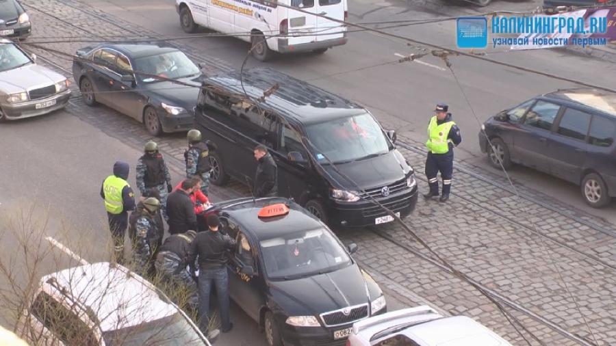В Калининграде на улице Черняховского ОМОН произвел захват такси (фото, видео)