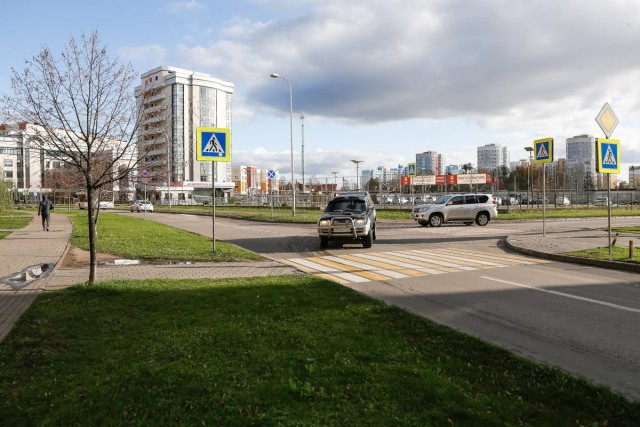 До конца года в Ленинградском районе Калининграда установят новые скамейки и урны