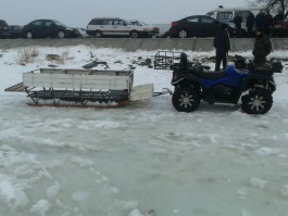 На Куршском заливе таксист без прав развозил по льду рыбаков на квадроцикле (фото) (фото)