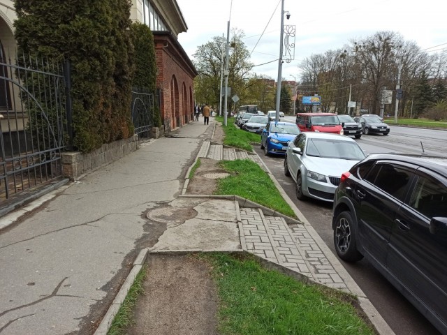 «И без велодорожки туго»: как выглядит тротуар на Черняховского перед ремонтом (фото)