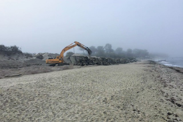 На пляже в Зеленоградске началась реконструкция берегозащитных сооружений