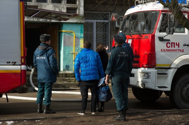 Из горящего дома в Прибрежном эвакуировали более 20 человек