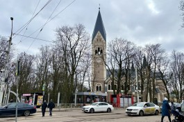 На ремонт тротуара и перенос остановки возле Центрального парка в Калининграде выделили 7,7 млн рублей