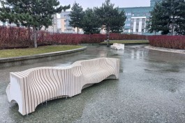 В сквере с поющим фонтаном в Калининграде установили две трёхметровые скамейки (фото)
