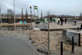 У Философского моста в Калининграде частично перекрыли проход со стороны улицы Гюго