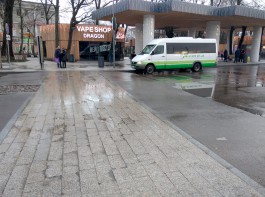 Через год после благоустройства на привокзальной площади в Зеленоградске потрескалась плитка
