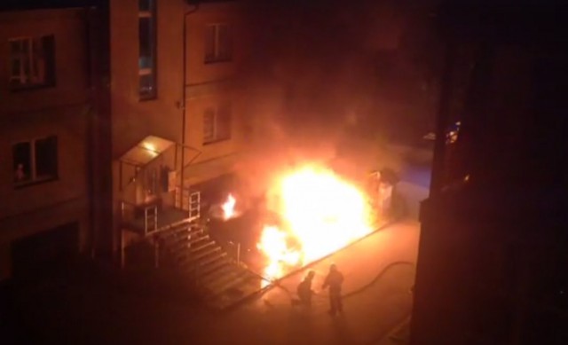 На улице Коломенской в Калининграде ночью сгорели два автомобиля