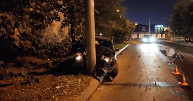 На улице Громовой в Калининграде пьяный 22-летний водитель БМВ врезался в столб