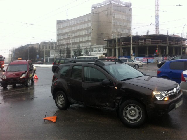 На перекрёстке улиц Фрунзе и 9 Апреля столкнулись два автомобиля: пострадал подросток