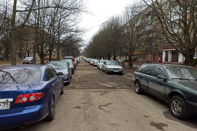 На улице Соммера в Калининграде планируют убрать стихийную парковку