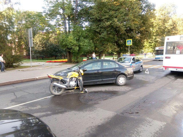 На ул. Фрунзе в Калининграде мотоцикл врезался в легковушку: образовалась пробка