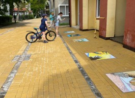 Благоустроенную улицу Володарского в Зеленоградске украсили мозаичными панно