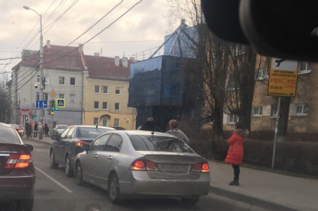На улице Горького в Калининграде столкнулись два автомобиля: собирается пробка