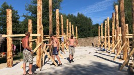В Зеленоградском округе начали строить 27-метровый дом для викингов