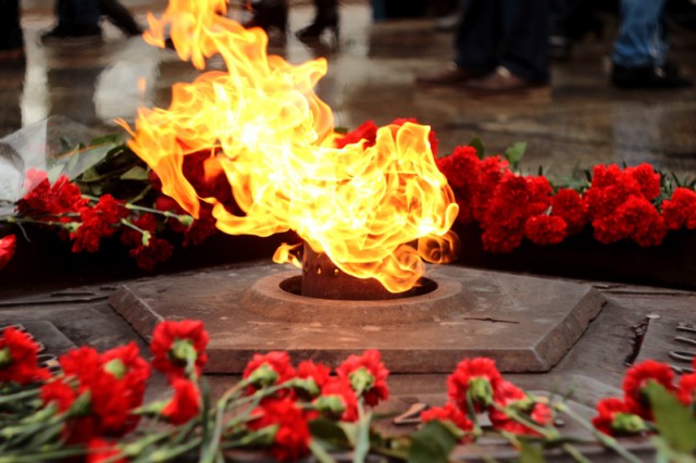 «Памяти погибших»: в Калининграде возложили венки к мемориалу 1200 воинам-гвардейцам (фото)